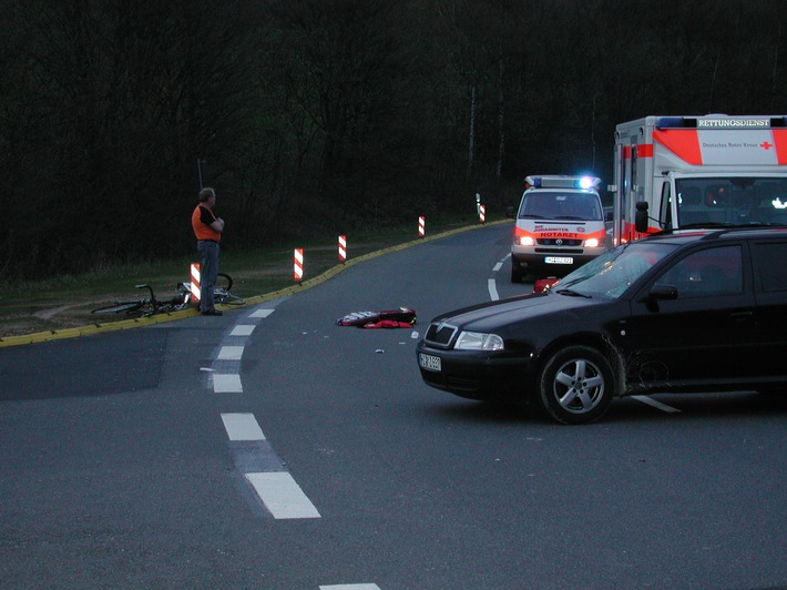 POL-HOL: Landesstraße 484 / Landesstraße 462: Wieder schwerer Unfall auf der "Krankenwegskreuzung" - 37jähriger Radrennfahrer lebensgefährlich verletzt -