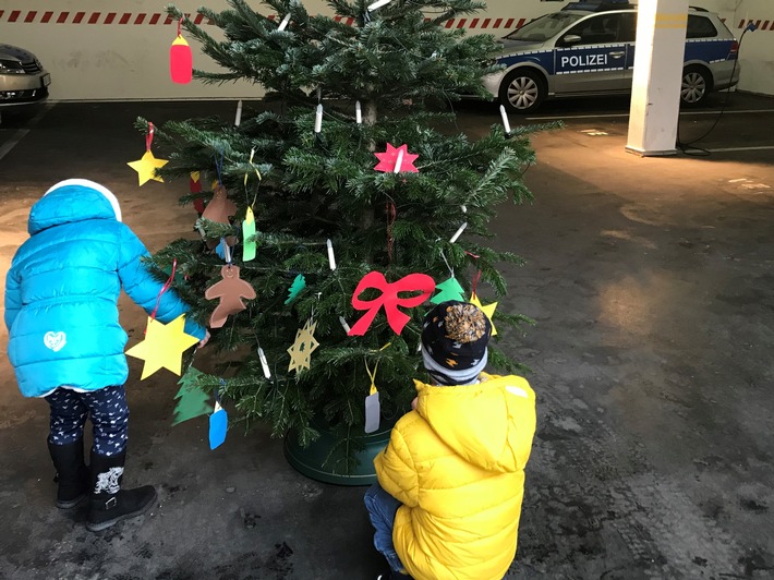 POL-AUR: Aurich - Kinder schmückten Weihnachtsbaum der Polizei