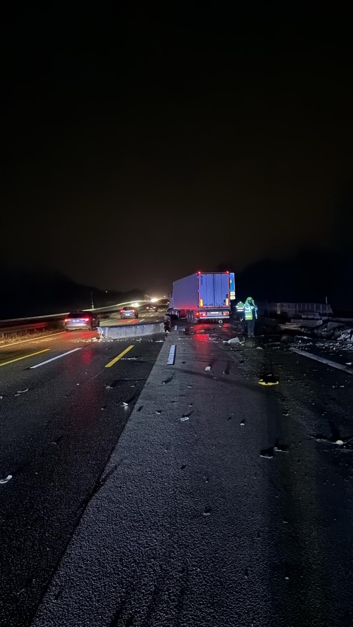 POL-WI: Unfall mit Sattelzug - Bergungsarbeiten dauern an