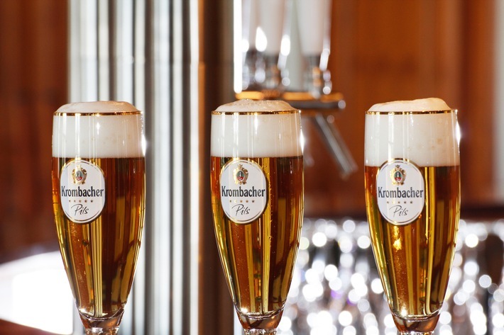 Erfolgreichstes Jahr der Unternehmensgeschichte: Krombacher Gruppe erhöht Ausstoß um 5,5 % auf 7,499 Mio. hl / Der Umsatz der Krombacher Gruppe stieg um 10,1 % auf 850 Mio. EUR / Krombacher weiterhin beliebteste deutsche Biermarke / Weiterer Text über ots und www.presseportal.de/nr/42000 / Die Verwendung dieses Bildes ist für redaktionelle Zwecke honorarfrei. Veröffentlichung bitte unter Quellenangabe: "obs/Krombacher Brauerei GmbH & Co."