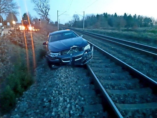 BPOL-FL: Auto landet auf Bahngleisen - Strecke gesperrt