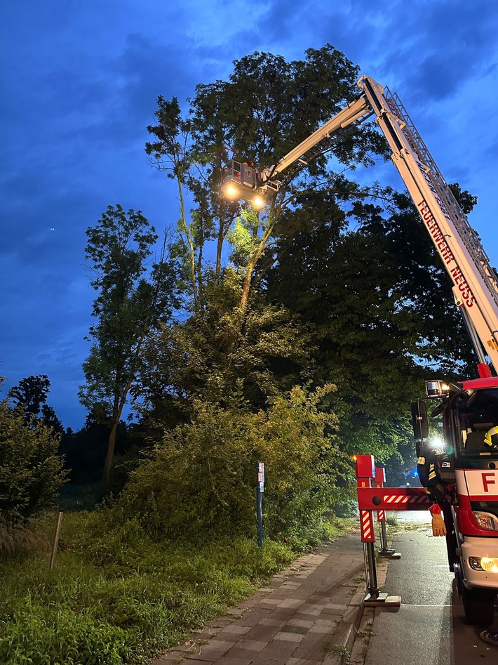 FW-NE: Zwei Unwettereinsätze in Neuss | Unwetter verschont Stadtgebiet weitgehend
