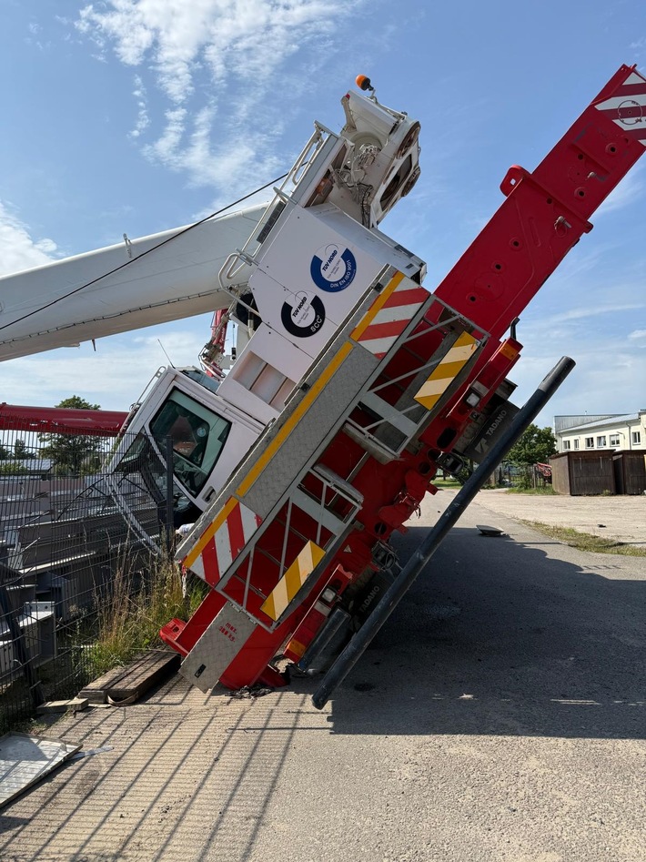 POL-HRO: Autokran kippt auf Bundestraße in Boizenburg