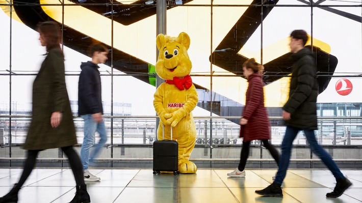 Beliebtes Gastgeschenk in anderen Ländern: Die HARIBO Goldbären / Weiterer Text über ots und www.presseportal.de/nr/13627 / Die Verwendung dieses Bildes für redaktionelle Zwecke ist unter Beachtung aller mitgeteilten Nutzungsbedingungen zulässig und dann auch honorarfrei. Veröffentlichung ausschließlich mit Bildrechte-Hinweis.
