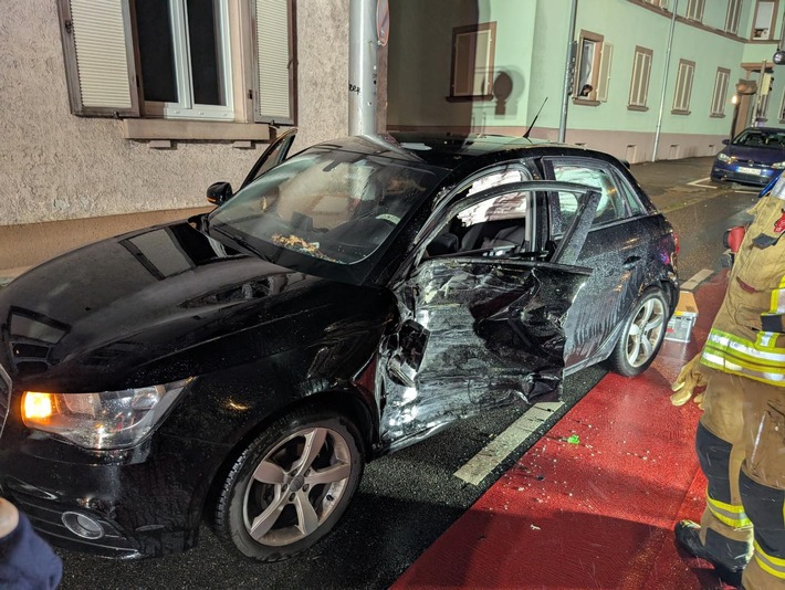 FW Weinheim: Verkehrsunfall mit Straßenbahn sorgt für Feuerwehreinsatz in der Mannheimer Straße