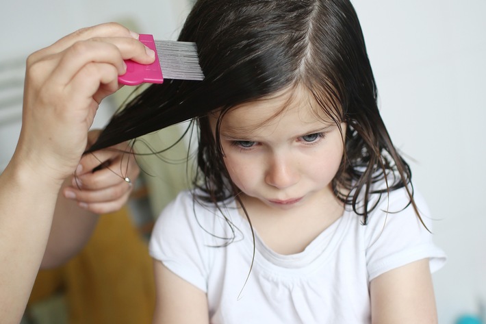 Läuse-Alarm: So werden Sie die Mini-Biester wieder los / Als Therapie helfen pharmazeutische Anti-Läusemittel, die es für Kinder bis zu zwölf Jahren auch auf Rezept gibt