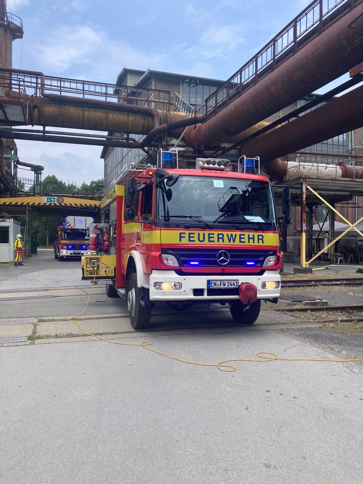 FW-EN: Verkaufscontainer gerät in Brand & Verkehrsunfall - Zwei Paralleleinsätze für die Hattinger Feuerwehr