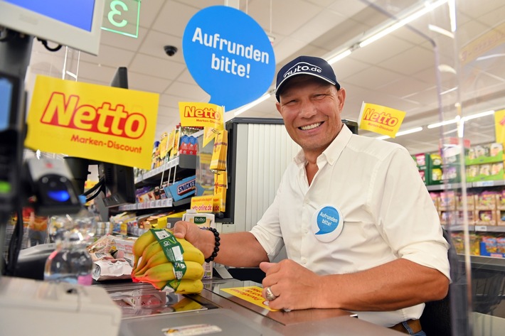 Axel Schulz an Netto-Kasse für Kinder in Not