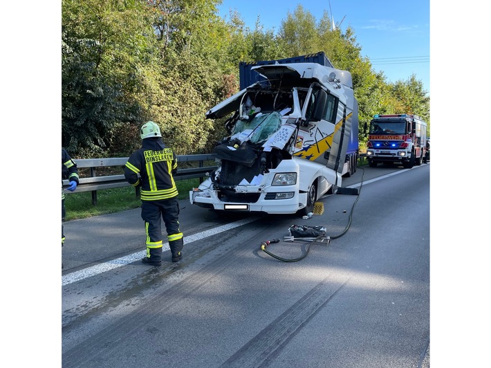 FW Dinslaken: LKW Unfall auf der A3