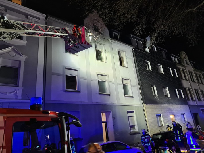 FW-E: Feuer in Mehrfamilienhaus, mehrere teils schwerverletzte Familienmitglieder, beherztes Eingreifen des Nachbarn verhindert Schlimmeres