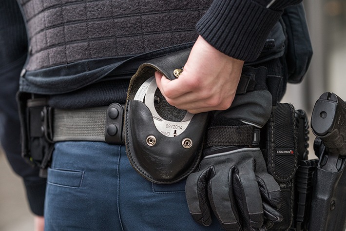 BPOL NRW: Bundespolizei stellt Mann mit Messer im Personentunnel