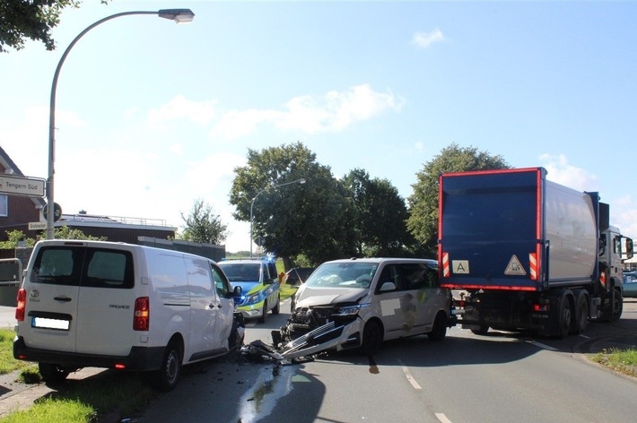 POL-MI: Nach Verkehrsunfall mit Müllwagen: Zwei Personen ins Krankenhaus gebracht