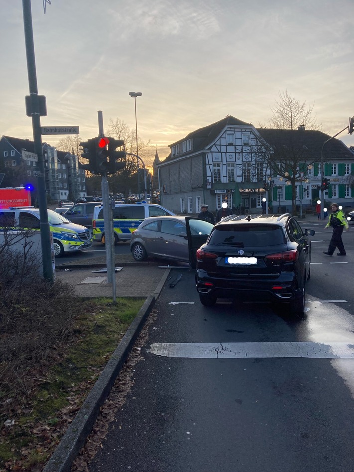 POL-GM: Unfall im Kreuzungsbereich - zwei Autos und ein Streifenwagen beteiligt