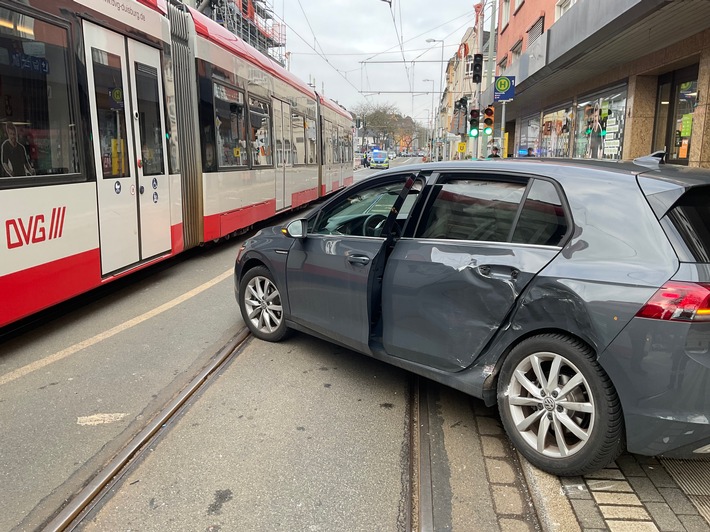 FW-MH: PKW kollidiert mit Straßenbahn im Kreuzungsbereich - Zwei Personen verletzt in Krankenhäuser transportiert