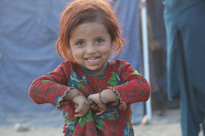 Ein Kind im afghanischen Torkham im November. Ihre Familie und Hunderttausende weiterer afghanischer Rückkehrer aus Pakistan blicken jetzt dem eisigen Winter entgegen. Als Teil der Winterhilfe erhalten die Menschen Decken, warme Kleidung und Heizmaterial von Islamic Relief-Teams vor Ort. / Weiterer Text über ots und www.presseportal.de/nr/50131 / Die Verwendung dieses Bildes für redaktionelle Zwecke ist unter Beachtung aller mitgeteilten Nutzungsbedingungen zulässig und dann auch honorarfrei. Veröffentlichung ausschließlich mit Bildrechte-Hinweis.