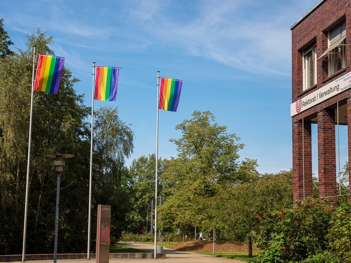 CSD: Universität Bremen hisst die Regenbogenflaggen