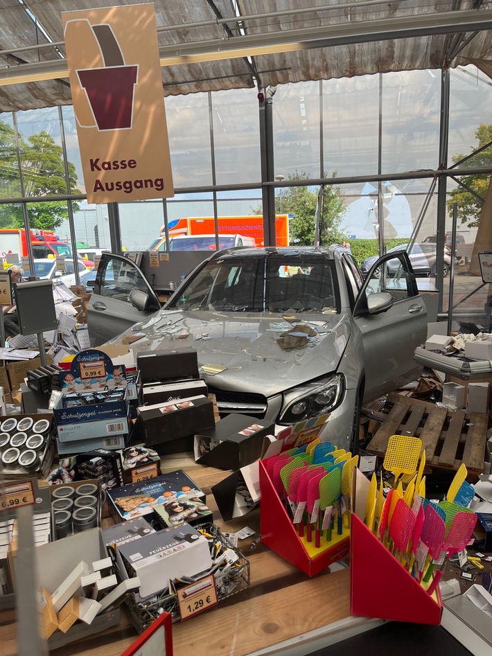 POL-ME: Beim Einparken aufs Gaspedal gerutscht: Auto kracht durch Schaufenster von Dekoladen - 2507135