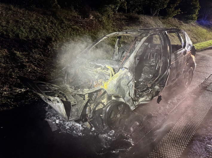 POL-DEL: Autobahnpolizei Ahlhorn: Fahrzeugbrand auf der Autobahn 29 in Hatten