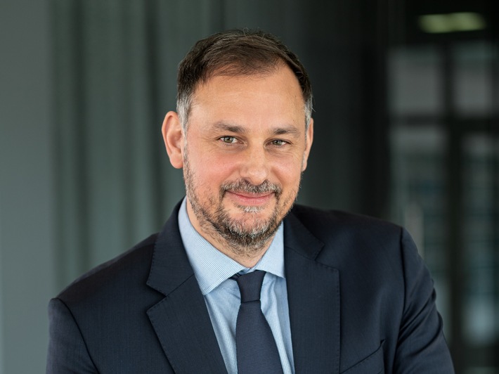 Nils Hübener erweitert und verstärkt als Co-CEO die Holding-Geschäftsführung der Dr. Peters Group