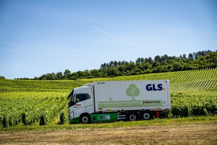 Nach einer umfänglichen Testphase setzt GLS Germany erstmals regelhaft einen E-Lkw im Fernverkehr ein. Das Modell des Herstellers Volvo pendelt täglich zwischen Kürnach bei Schweinfurt und Neuenstein in Osthessen. / Weiterer Text über ots und www.presseportal.de/nr/118262 / Die Verwendung dieses Bildes für redaktionelle Zwecke ist unter Beachtung aller mitgeteilten Nutzungsbedingungen zulässig und dann auch honorarfrei. Veröffentlichung ausschließlich mit Bildrechte-Hinweis.