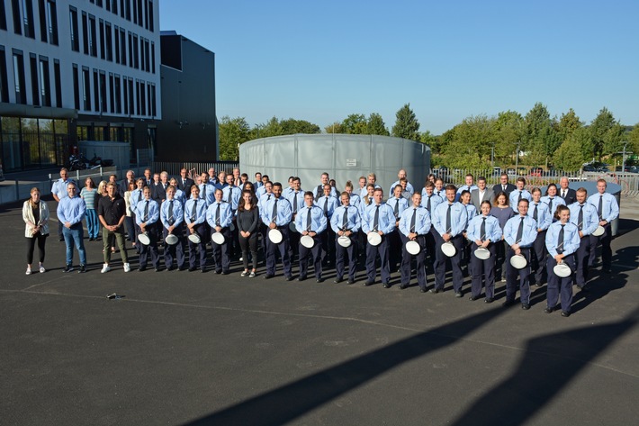 POL-ME: Die Kreispolizeibehörde Mettmann begrüßt 52 neue Polizeibeamtinnen und -beamte - Kreis Mettmann - 2209007