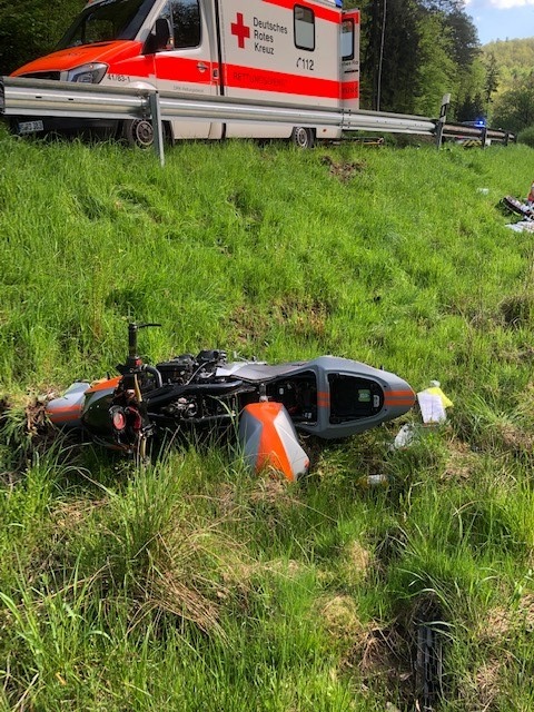 POL-PDPS: Unfall mit schwerverletztem Motorradfahrer