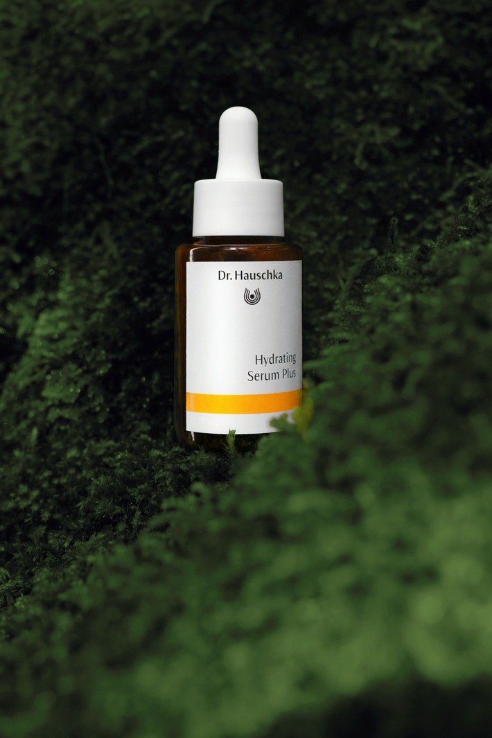 Die neue Produktinnovation: Hydrating Serum Plus – das Feuchtigkeitsserum von Dr. Hauschka mit antioxidativer Wirkung ist effektiver als Hyaluron*.
