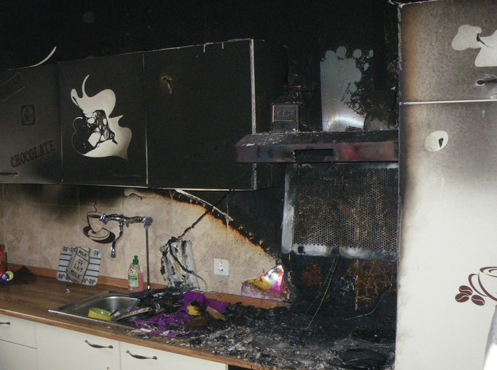 POL-DN: Eingeschaltete Herdplatte löst Küchenbrand aus
