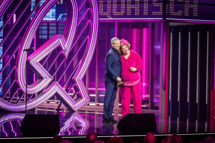 "30 Jahre Quatsch Comedy Club": Ilka Bessin schlüpft für Thomas Hermanns noch einmal in den pinken Jogginganzug - am Donnerstag, 22. Dezember auf ProSieben