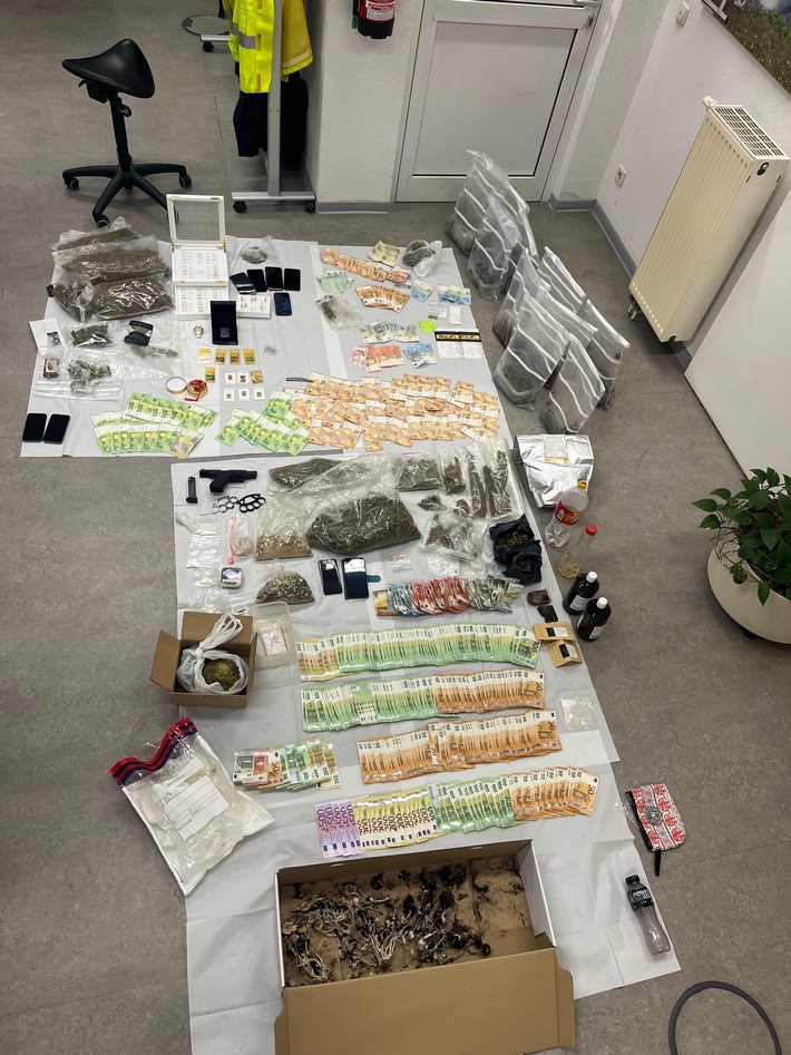 POL-K: 250707-1-K/REK Erfolg für die Schwerpunktgruppe Mülheim: Durchsuchungen decken Drogenhandel auf - fünfstelliger Bargeldfund, Schusswaffe und Betäubungsmittel sichergestellt
