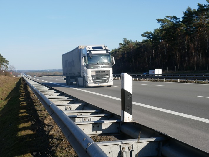 POL-ROW: Unfall auf der Autobahn - PKW-Fahrerin leicht verletzt ++++ Autobahnpolizei kontrolliert Abstand und Ablenkung am Steuer