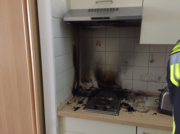 FW-MG: Brand im Altenheim, Bewohnerin mit Rauchgasvergiftung