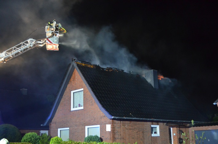 FW-PI: Quickborn: Feuerwehren bekämpfen mehrere Stunden einen Dachstuhlbrand in einem Einfamilienhaus