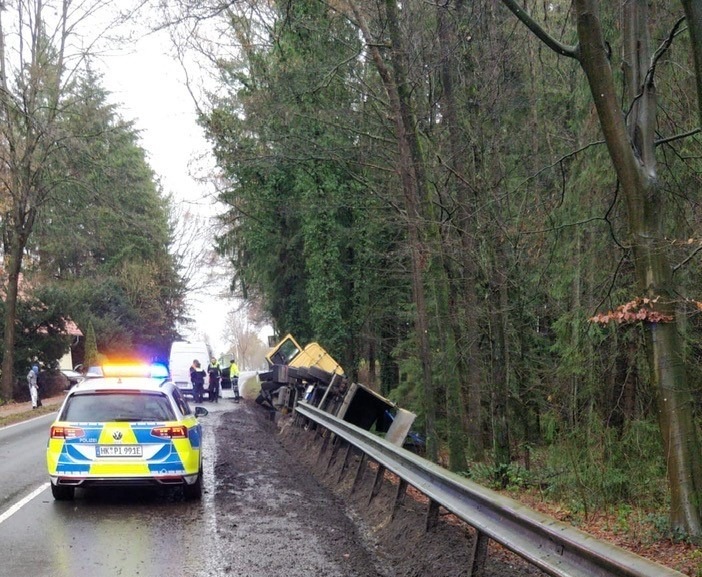 POL-HK: Soltau: Einbruch; Schneverdingen: Drogeneinfluss; Soltau: Täter geflüchtet - Zeugen gesucht; Schneverdingen: Graffiti; Munster: Unfall; Soltau: Sattelzug landet auf der Seite (Foto)