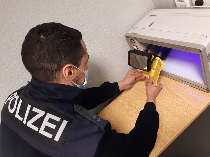 BPOL NRW: Bundespolizei stellt gefälschten Impfpass sicher