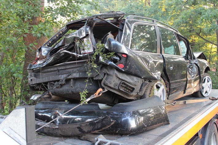 POL-MI: PKW überschlägt sich, Fahrer schwer verletzt