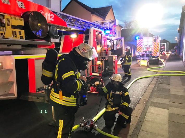 FW-BN: Küchenbrand in Bonn-Dransdorf. Bewohner blieben unverletzt.