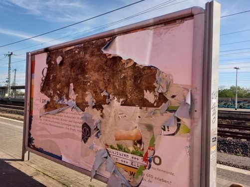 BPOL NRW: Plakatwand angezündet - Bundespolizei ermittelt wegen Brandstiftung