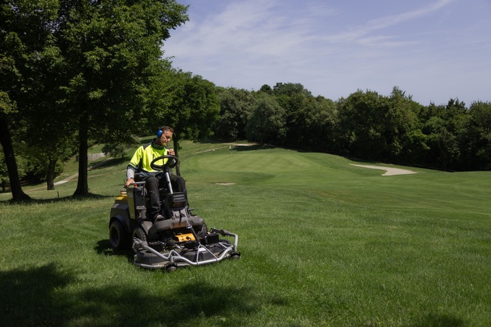 STIGA ePark Pro: Der kultige Frontmäher wird elektrisch