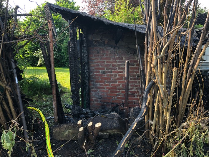 POL-ME: Heckenbrand greift auf Gartenlaube über - die Polizei ermittelt - Velbert - 2106093