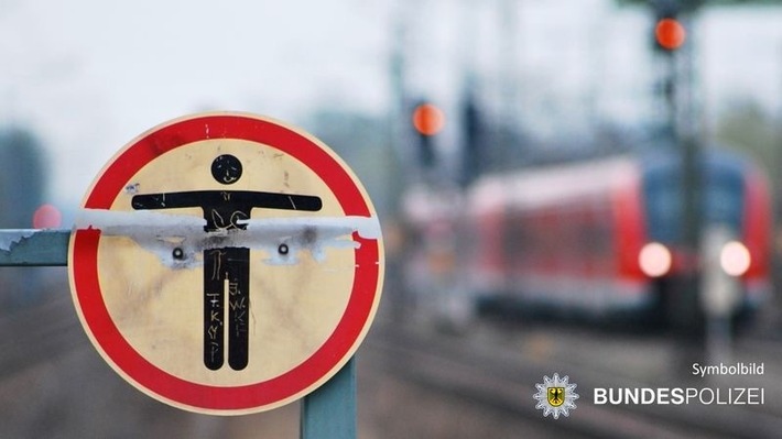 BPOL-KS: Fahrradfahrer auf Eisenbahnbrücke von Zug er-fasst