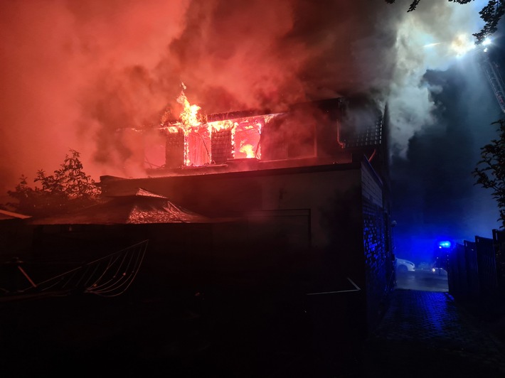 FW-E: Wohnhausbrand in Essen, zwei Personen leicht verletzt