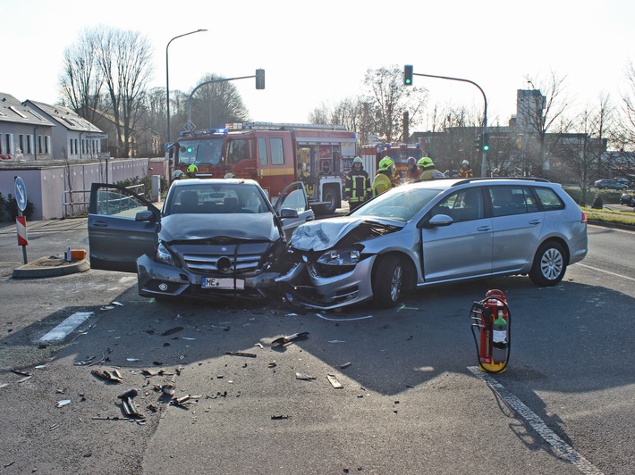 POL-ME: Gegenverkehr übersehen - zwei Verletzte und hoher Schaden! - Heiligenhaus - 2001091