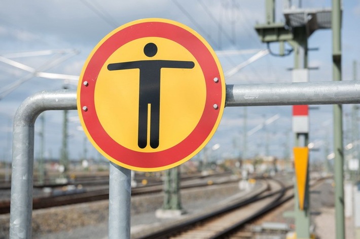 BPOL-BadBentheim: Lebensgefährliche Handlung / Frau fährt auf Güterzug mit, weil sie ihren Regionalzug verpasste