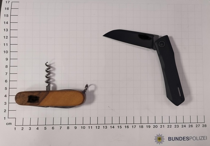 BPOL NRW: Bedrohung im RE 3: Bundespolizei stellt mehrere Messer sicher und nimmt einen Mann in Gewahrsam!