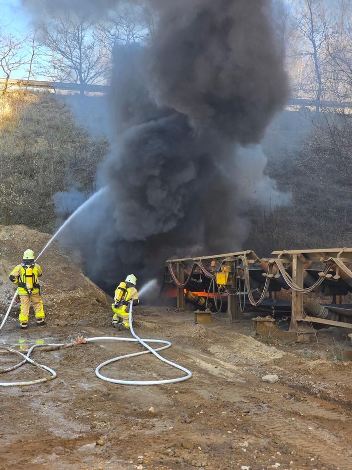 FW Grevenbroich: Zwei Verletzte bei Brand in Bergbaubetrieb Zahlreiche Feuerwehrkräfte im Einsatz