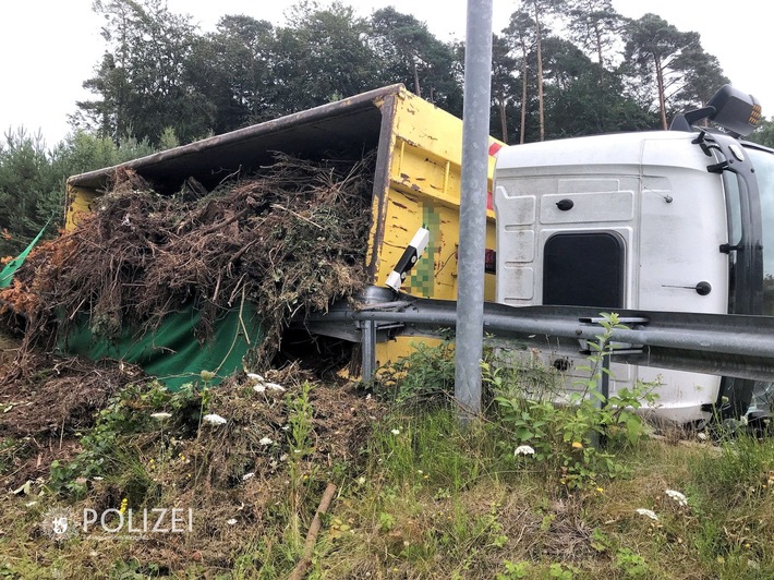 POL-PPWP: Lkw kippt im Kreisel um - Autobahnanbindung blockiert