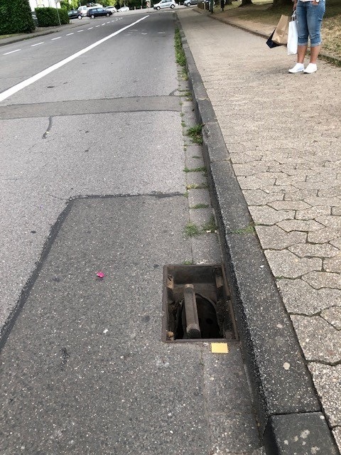 POL-PDTR: Unbekannte heben Gullydeckel in Schweich aus.