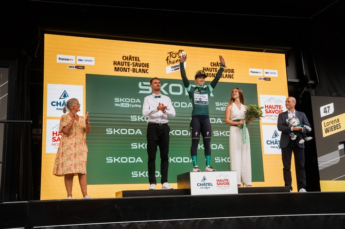 Finale der Tour de France Femmes avec Zwift: Neue Trophäe von Škoda Design erinnert an das 130 jährige Firmenjubiläum