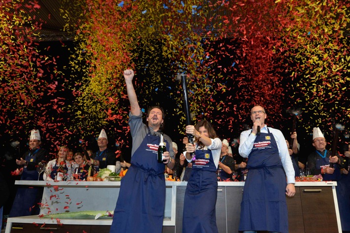 Größter Kochkurs Deutschlands: Rekord geschafft! / Kolja Kleeberg und 642 Hobbyköche vollbringen kulinarische Meisterleistung auf der Genussmesse eat&STYLE in Stuttgart